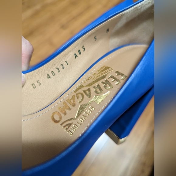*SOLD* Blue Ferragamo heels - Size 5 - Picture 4 of 6